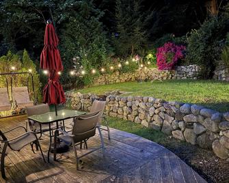 Ocean and Mountain view Home - Gibsons - Innenhof