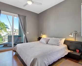 Steps to Beach Ocean-View Luxury Home w/ Rooftop Deck & Private 2-Car Garage - Seal Beach - Bedroom