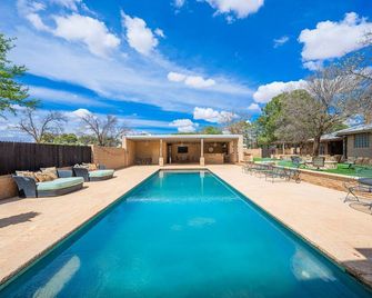 Ranch Oasis on 3 Acres w/Pool, Outdoor Kitchen, RV Parking, Sauna, Gym & More! - Midland - Pool