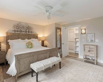 Newly renovated, convenient to area attractions yet very serene - Mills River - Schlafzimmer