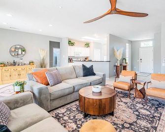 Stylish 3 Bedroom Sun City Grand Retreat w/ Resort Access in Surprise, Arizona - Surprise - Sala de estar