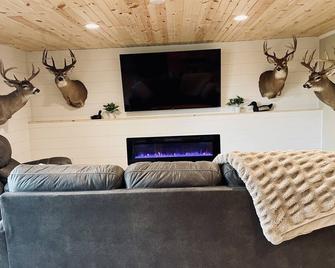 Feel at home in this comfortable getaway steps away from beautiful Memorial Park - Arcadia - Sala de estar