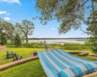 Lakeside Log Cabin w/Firepit, Dock, King Bed, Game Room, Scenic Relaxation - Baxter - Innenhof