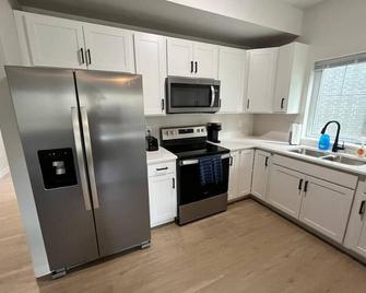 404 Spacious 3 Bed 2 Bath Townhouse - Iowa City - Kitchen
