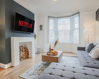 Central House with Free Parking, Pool Table, Garden, Super-Fast Wifi and Smart TVs by Yoko Property - Northampton - Living room