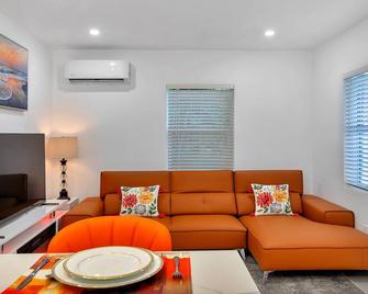 Enjoy a stylish experience at this centrally-located place. - Fort Lauderdale - Sala de estar