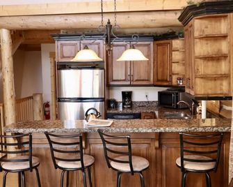 Log Cabin At White Pine Ski Area, Pinedale. In The Wind River Mountains - Pinedale - Kitchen