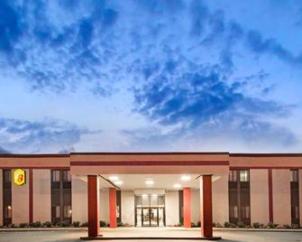 Super 8 by Wyndham Brockton - Brockton - Gebouw