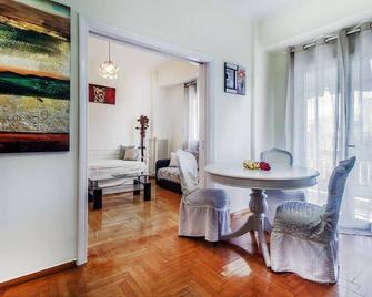 Gazi apartment with Acropolis views - Atenas - Comedor