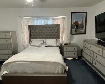 Spacious Home Near Downtown & Beaches! Pets Okay, Sleeps 8 + - Ferry Pass - Bedroom