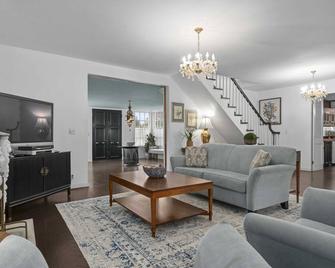 Pacific Way Villa in Gearhart has beautiful interiors and a convenient location! - Gearhart - Living room