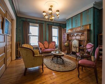 Perkins Inn - Boston - Living room