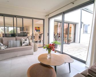 New - Villa 300 Meters From The Beach, Heated Indoor Pool, Sea View - Carantec - Sala de estar
