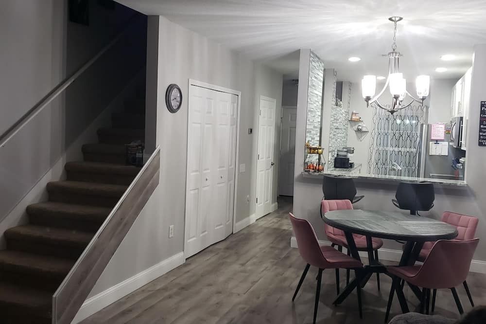 Cozy 2-bedroom townhome in gated community - Tampa