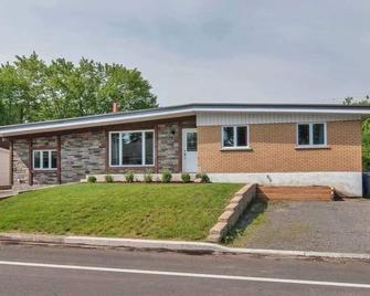 The Bachelor - Mirabel - Edificio