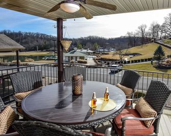 Birdie's Bliss 2BR Condo Sleeps 6 - Lake Ozark - Balcony