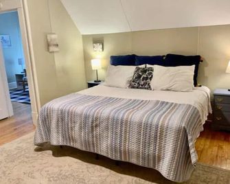 Lovely Upstairs 3 Bedroom Apartment - Vicksburg - Bedroom