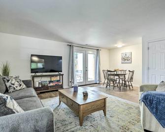Walk to Dtwn and Breweries Townhome in Cary! - Cary - Living room