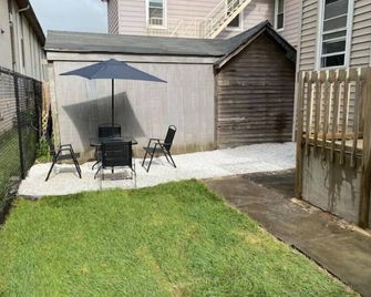 Beachy 2 bdrm with everything at your fingertips - Rumson - Patio