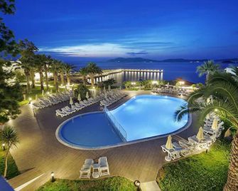 لو بلو هوتل أند ريزورت - كوساداسي - حوض السباحة