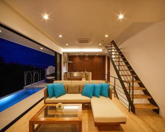 E-horizon Resort Premium Sesoko A - Motobu - Oturma odası