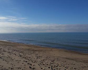 year round beautiful open concept one floor - Lambton Shores - Beach