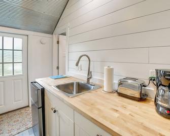 Dumont Lake Studio Boat, Fish and Unwind! - Allegan - Kitchen