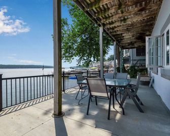 Lakefront Condo-Apartment D - Geneseo - Balcón