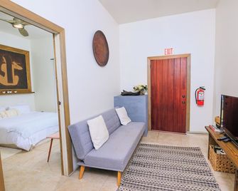 Cozy Bed And Breakfast Studio Ladyville Airport Belize City - Ladyville - Living room