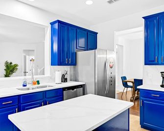 4 BR w/ Pool 10 min to Six flags, AT&T Stadium & Glode Life Park - Grand Prairie - Kitchen