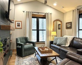 Chic Modern Cabin with Jacuzzi Ideal for Couples in Carbondale, Illinois - Carbondale - Living room