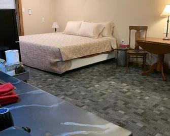 The Mercantile at Mad Peak Lodging, sleeps up to four. - Deadwood - Bedroom