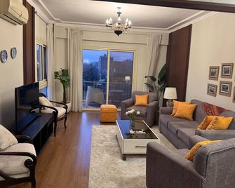 Nile View Apartment - Sleeps 4 & Balcony - القاهرة - غرفة معيشة