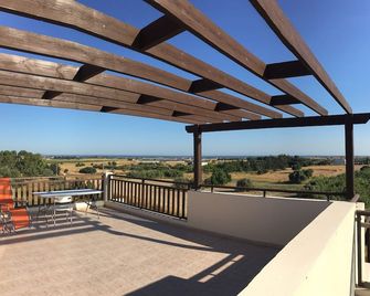 Penthouse Studio With Sea View Near The Airport - Tersephanou - Balcony