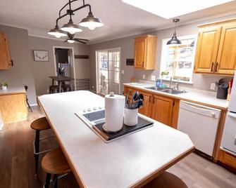 Lakefront Retreat by Stay Posh Rentals - Gainesville - Cocina