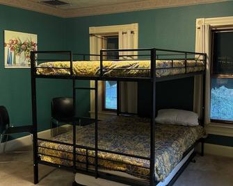 Historic & Charming Home just Steps from Deer Creek Winery - Uniontown - Bedroom