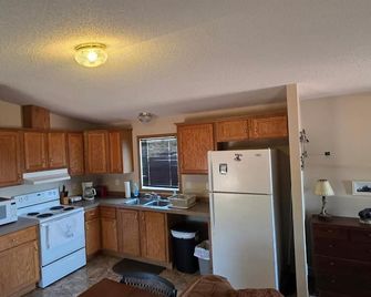 Boots Hunter Cabin Medora Nd 2 Br 1 B Sleeps 6 - Medora - Kitchen
