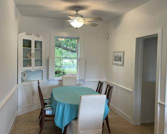Magnolia Cottage a beautiful waterfront getaway - White Stone - Comedor