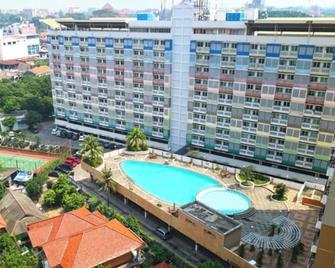 Capital O 93931 Elzio Property - Depok - Bazén