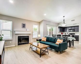 Quiet and Comfy Home | 70\' SmartTV | Close to Everything - Elk Grove - Living room