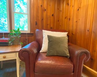 Pet-friendly, Shortpump Guest Suite. Extended Stays Welcome! - Glen Allen - Living room