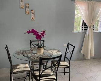 Clean Cosy unit in May Pen. Lots of natural lighting and cool breeze awaits you! - May Pen - Dining room