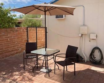 Adorable 1-Bedroom Guest House with Kitchenette - Tucson - Patio
