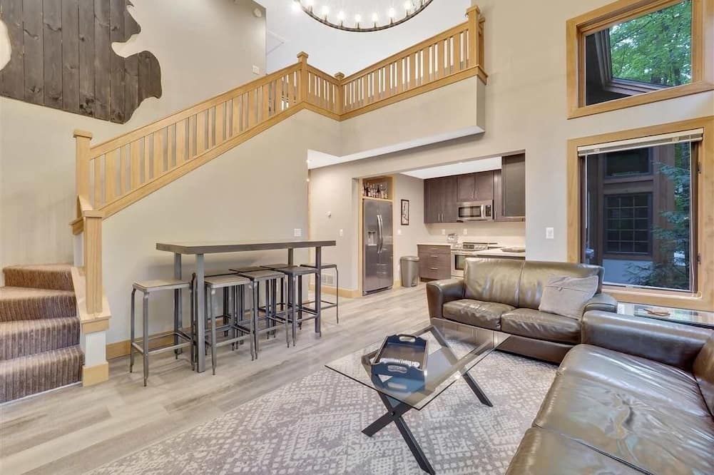 Luxury 5bd/5bth Condo, Walk to the Boyne Ski Lifts and Lodge! - East Jordan - Sala de estar