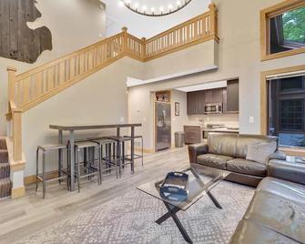 Luxury 5bd/5bth Condo, Walk to the Boyne Ski Lifts and Lodge! - East Jordan - Sala de estar