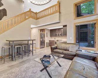 Luxury 5bd/5bth Condo, Walk to the Boyne Ski Lifts and Lodge! - East Jordan - Sala de estar