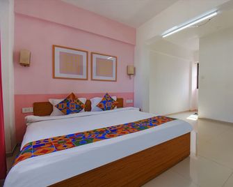 Fabhotel Aakiyo - Pune - Schlafzimmer
