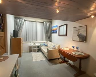 No extra fees!!! Upper Riviera Village Loft- great for those visiting relatives! - Redondo Beach - Living room