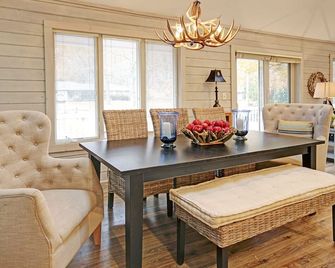 3 -4 Br Lux. Family Retreat-Walk to Bch, Firepl, Grill, Game Rm, Fire Pit - Holland - Dining room