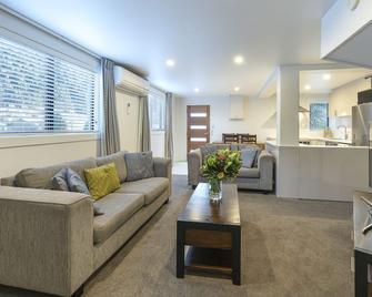 Abba Court Motel & Apartments - Queenstown - Living room